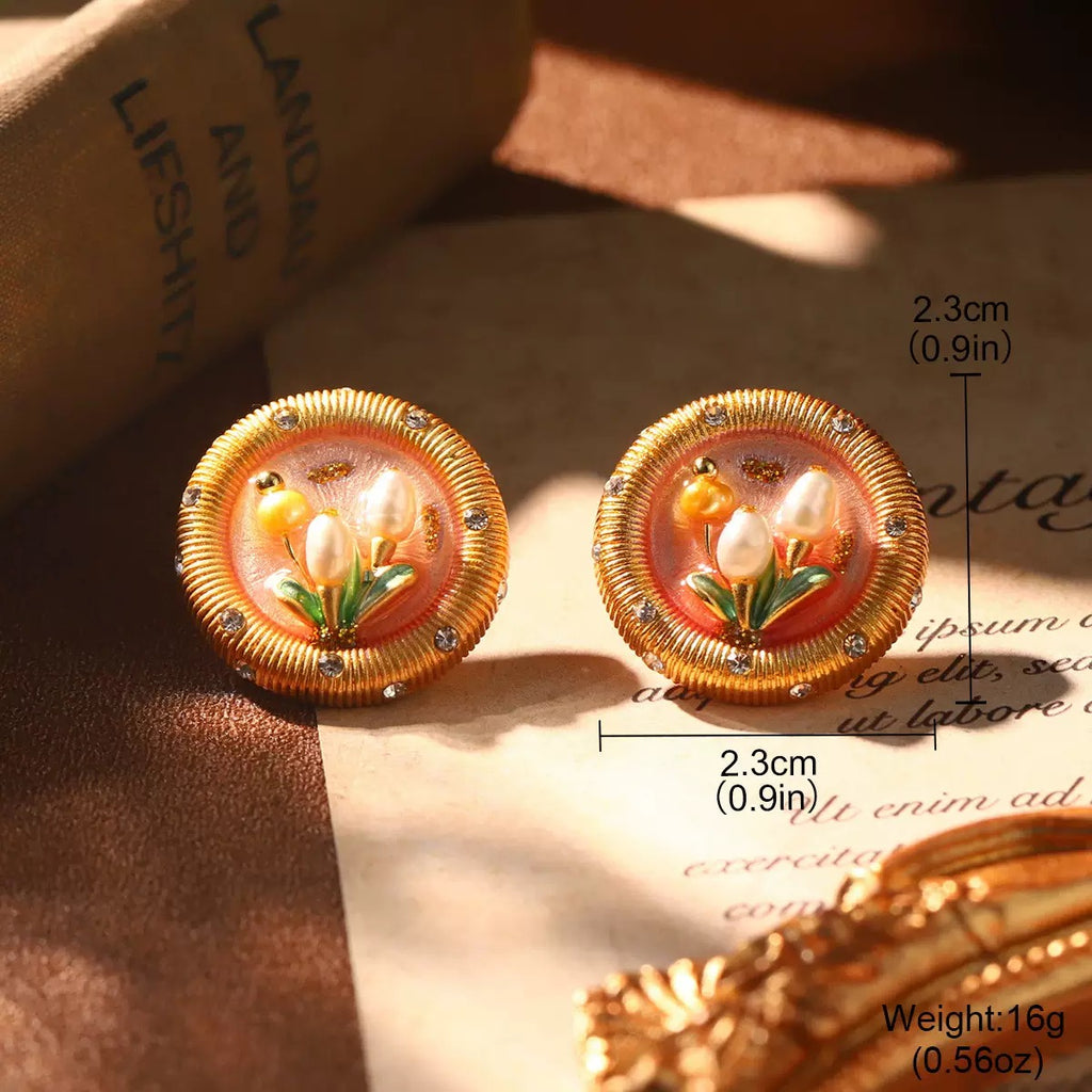 Elegant tulip flower earrings featuring gold details and small pearls.